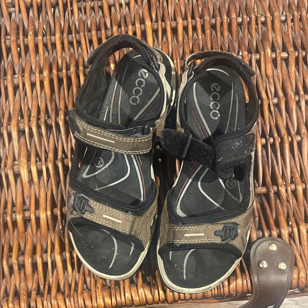 Ecco Women's Black and Brown Adjustable Strap Sandals